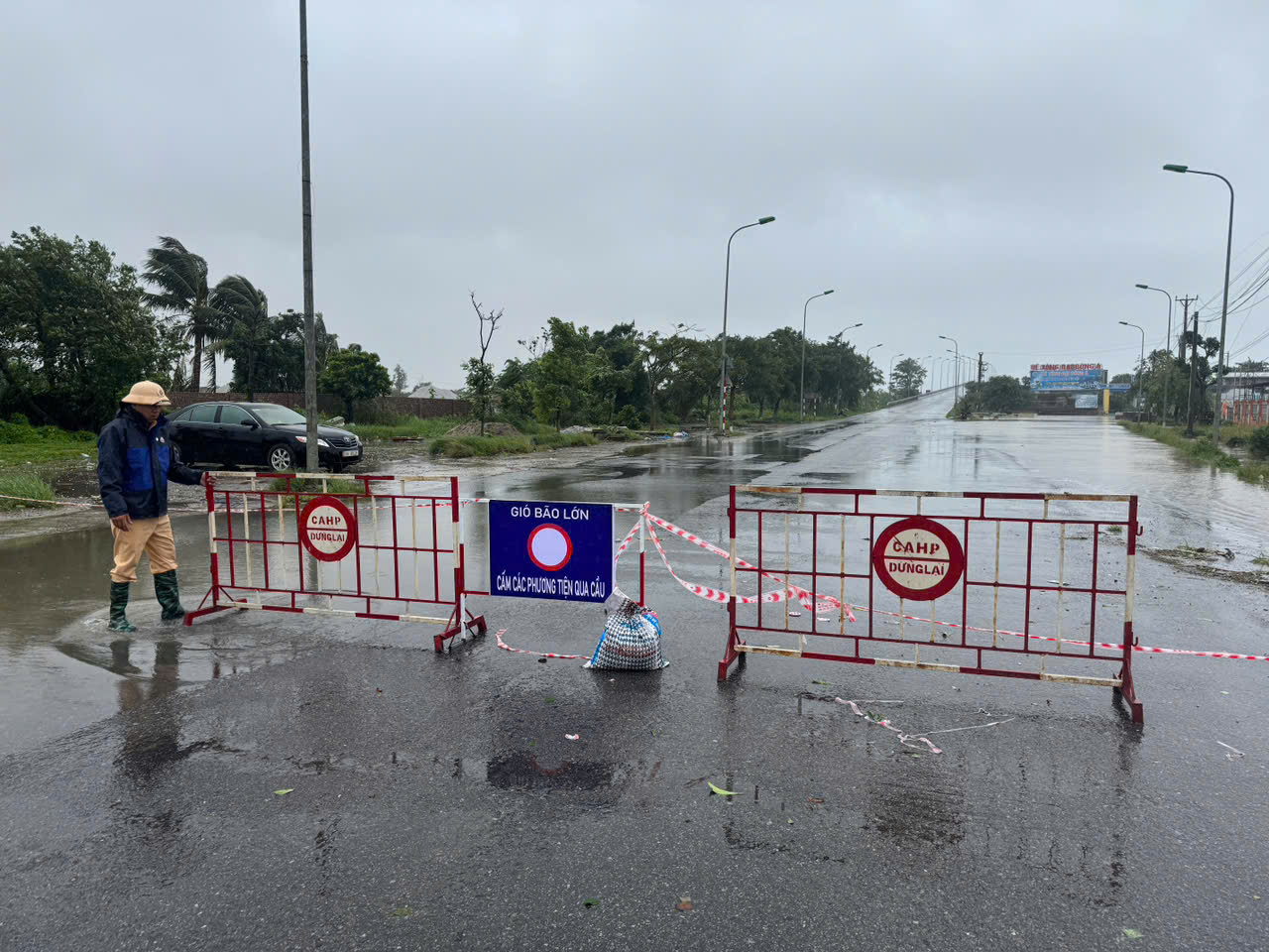 Tạm thời cấm lưu thông qua cầu Khuể do triều cường lên cao